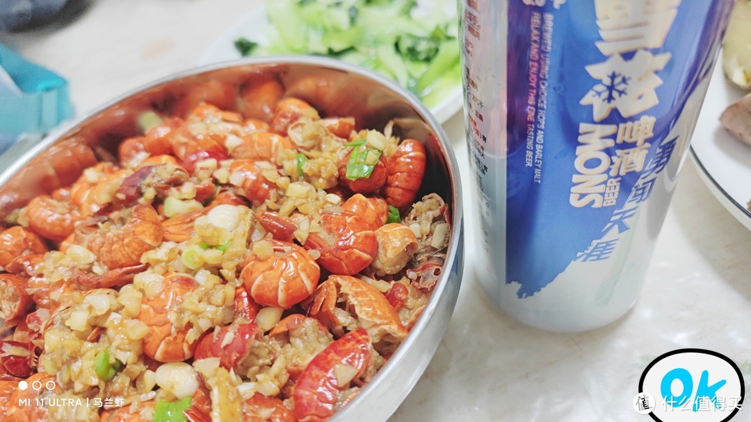 小龙虾配啤酒，夏日消暑必备，分享蒜香虾尾的简易做法