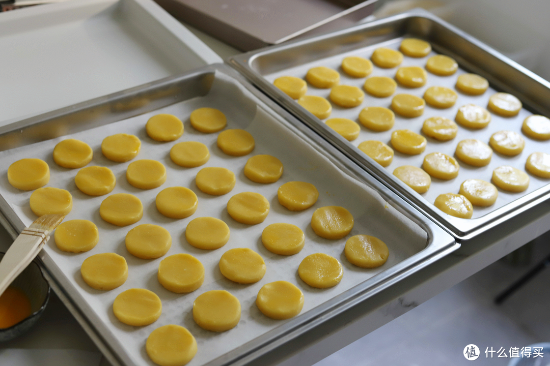 用羊毛刷给每一枚饼干先薄薄地刷上第一遍蛋液，把烤盘送入冷藏室冷藏干燥约半小时，直到表面蛋液干透