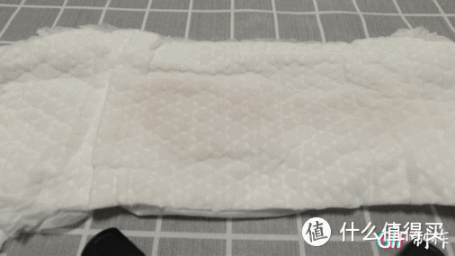 水分完全注入后，取一张干爽的纸巾平铺在安睡裤上重力按压，观察纸巾的回渗湿度，本款可以看到取下后，纸巾是完全干爽的，没有发生任何回渗，吸水能力棒棒的。