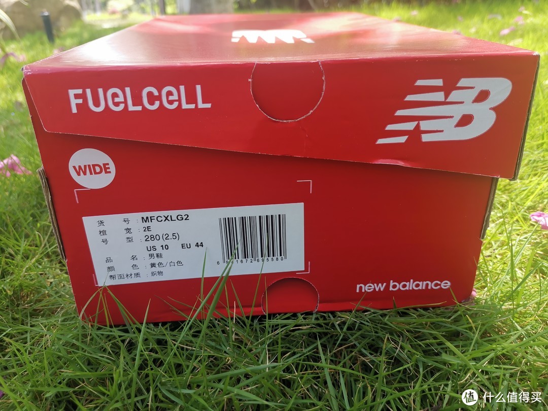 侧面信息标，New Balance FuelCell 系列跑鞋；44码，尺码标准；宽度2E。
