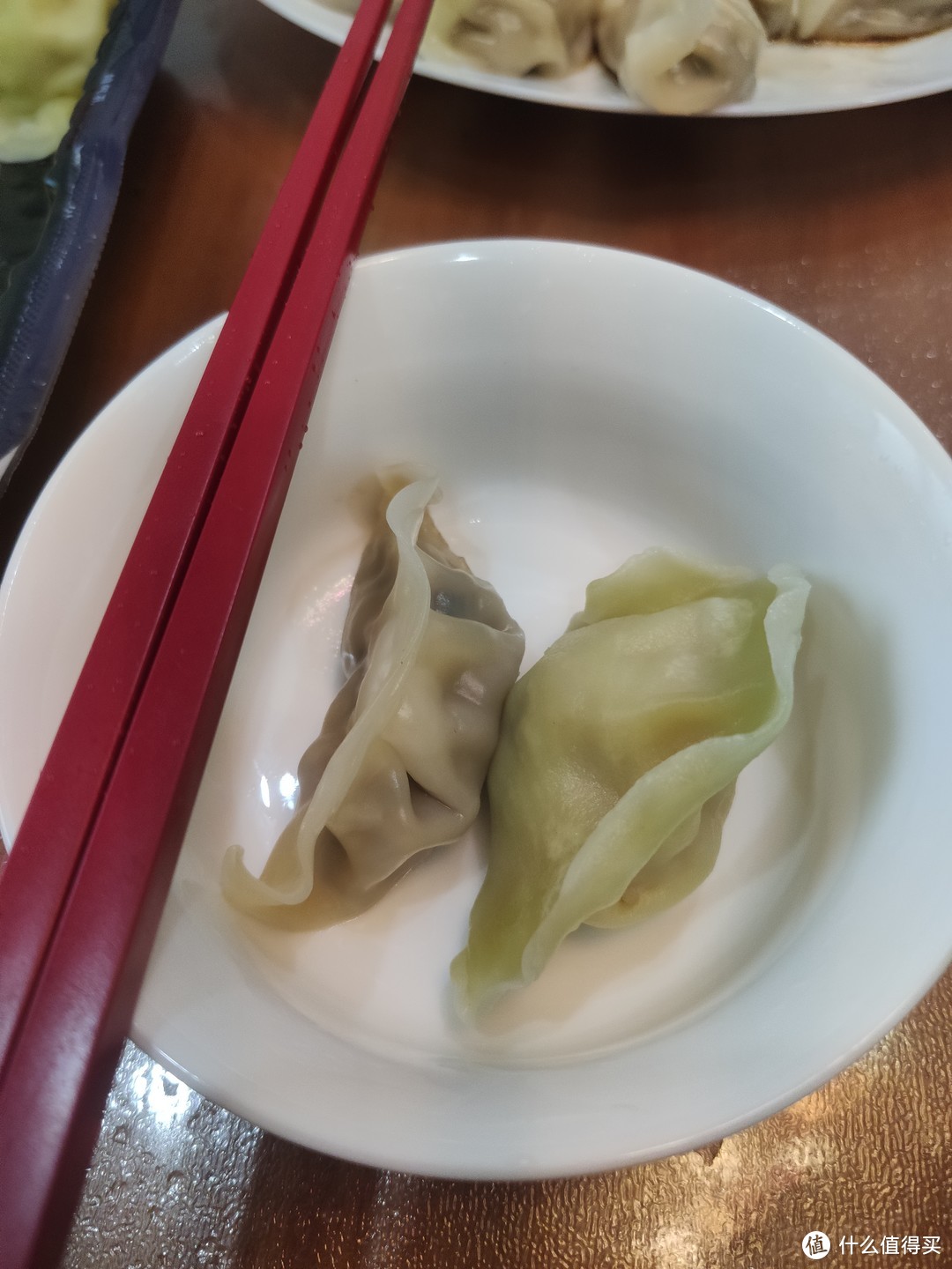 左为蒸饺 右为藤椒巴沙鱼水饺 比湾仔码头的小一点点