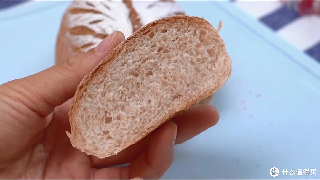 全麦软欧面包，浓浓的麦香味，吃起来韧性十足