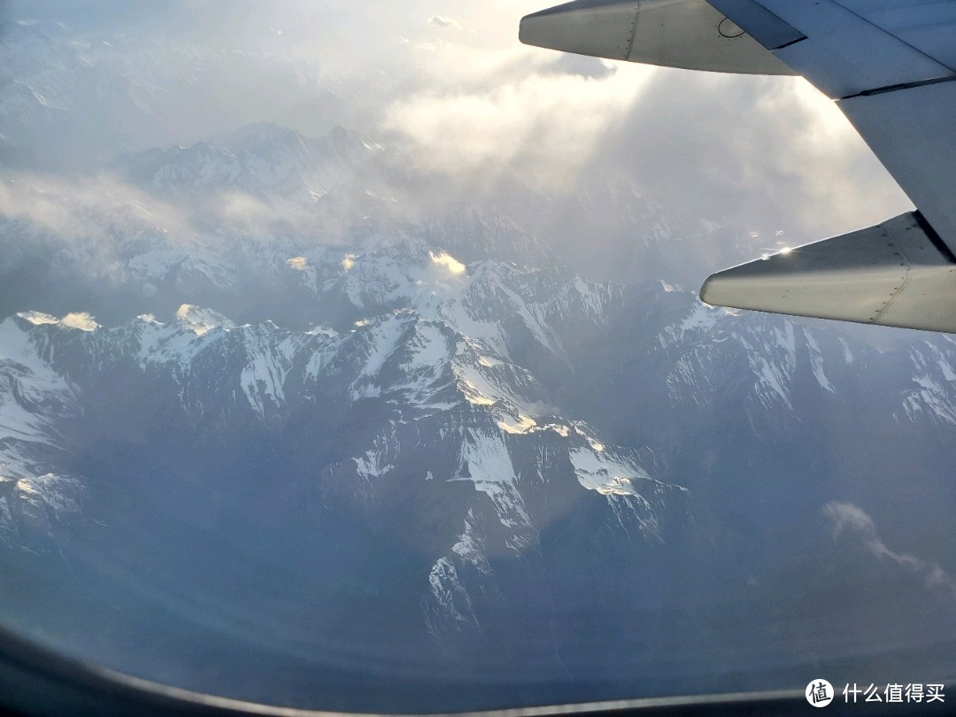 飞机上路过雪山群，震撼