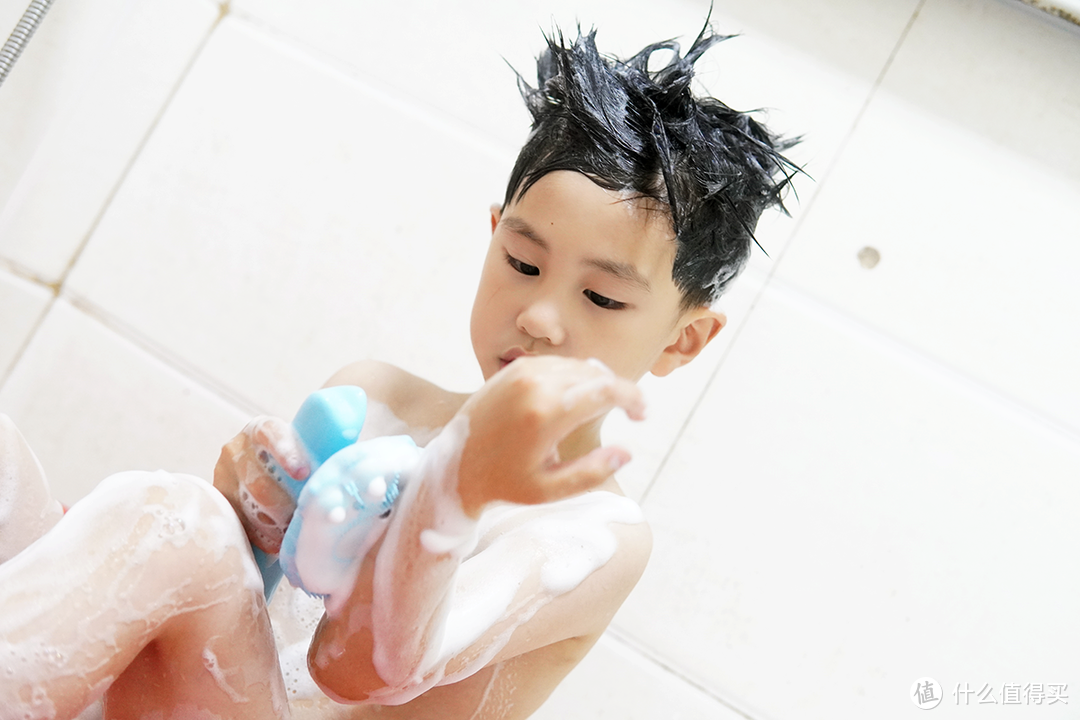 孩子不爱洗澡？可能是方法不对，用泡泡刷吧