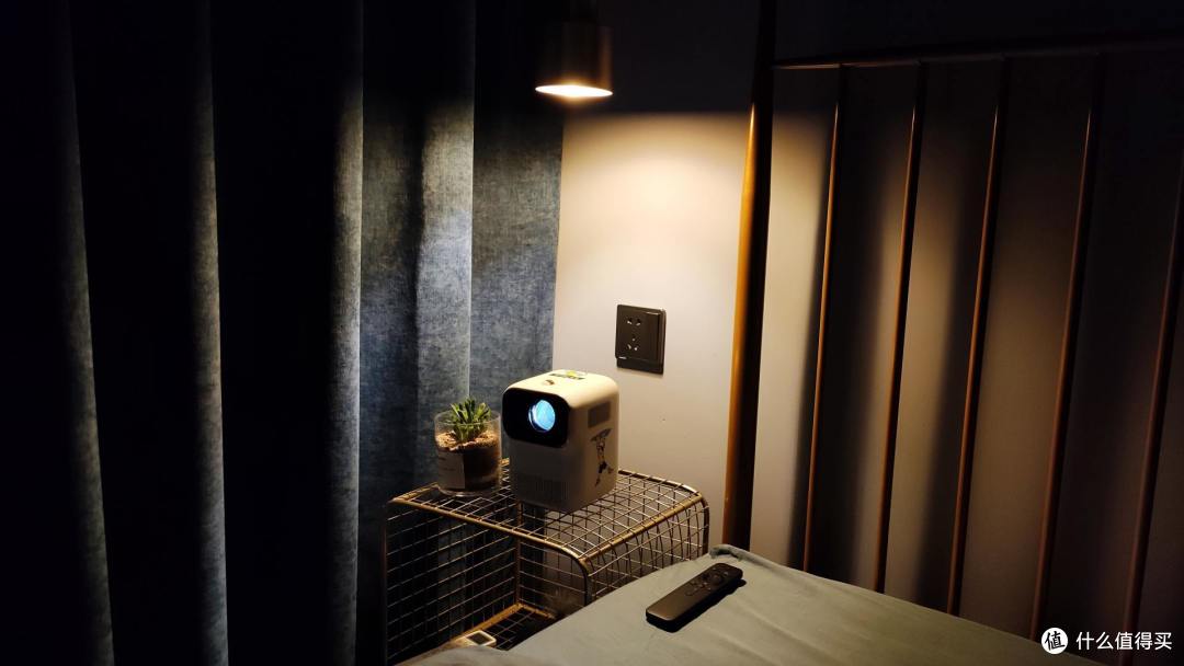 小明Q1迷你投影仪测评：年轻人必备的高性价比便携“家庭影院”