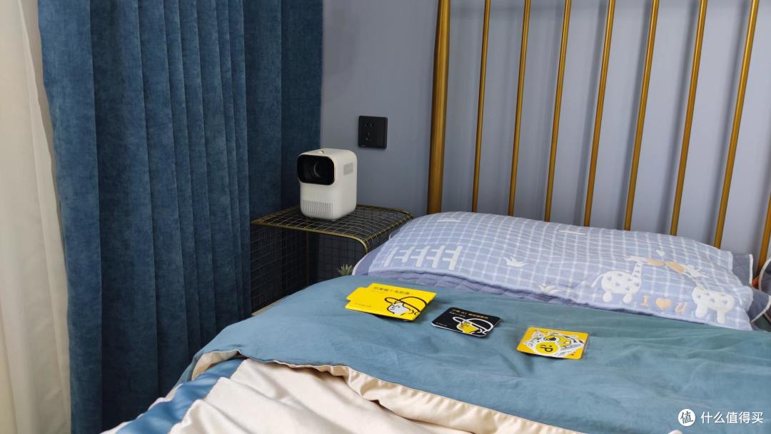 小明Q1迷你投影仪测评：年轻人必备的高性价比便携“家庭影院”