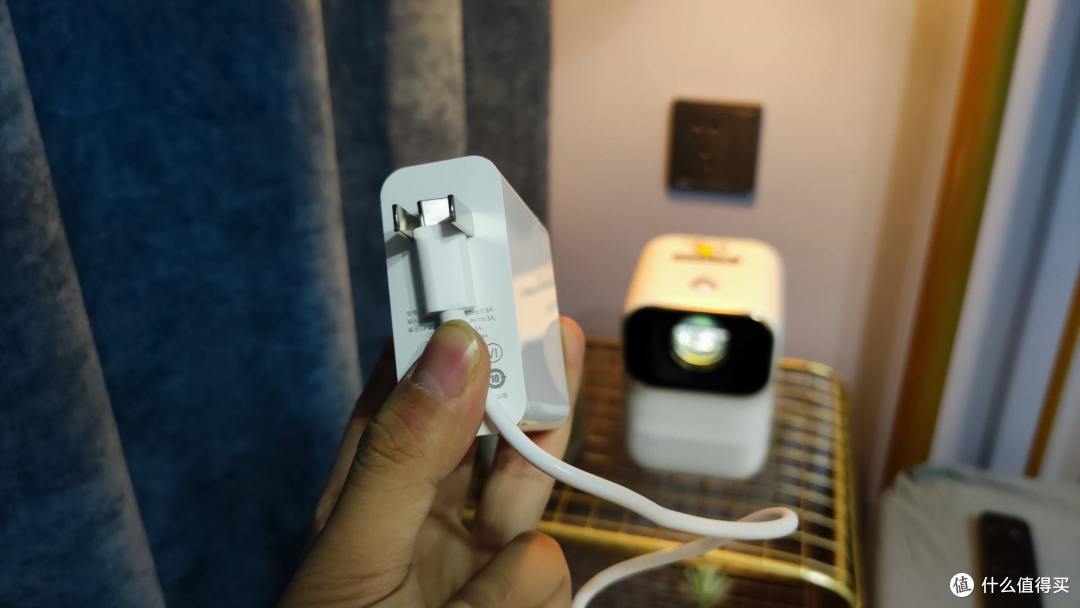 小明Q1迷你投影仪测评：年轻人必备的高性价比便携“家庭影院”