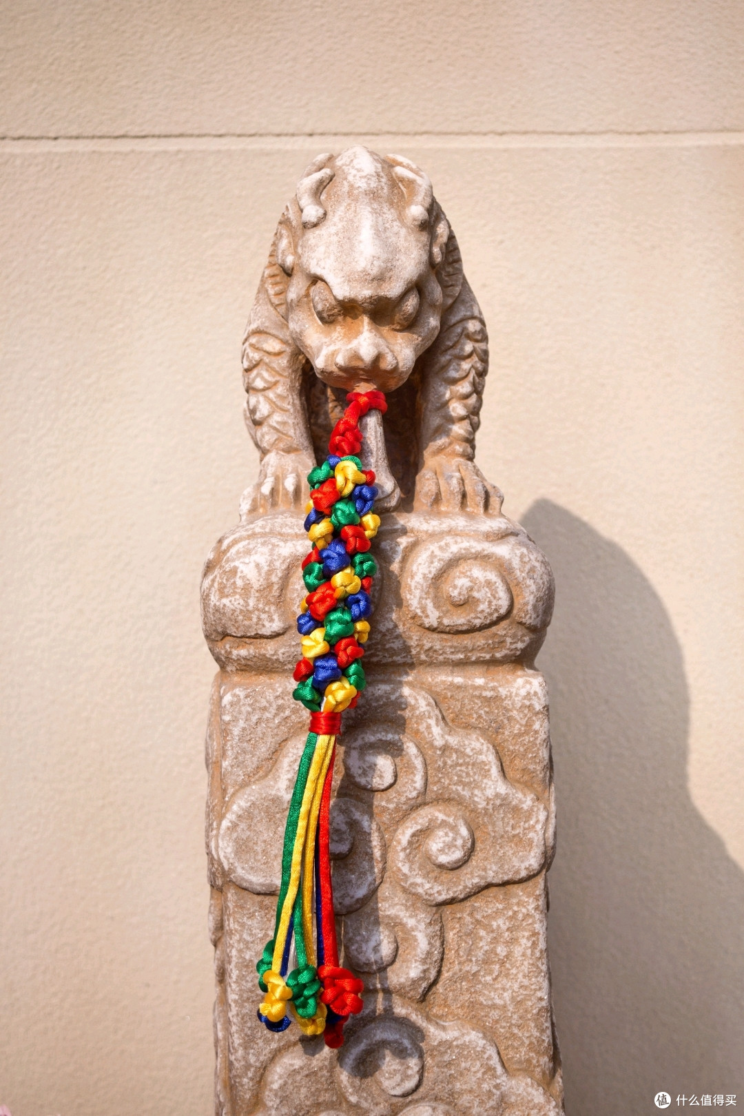 石狮子上还有彩色的装饰
