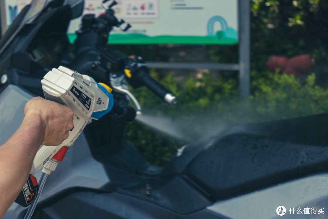 2021年了你还没自己洗摩托车吗｜绿田高达联名便携洗车泵