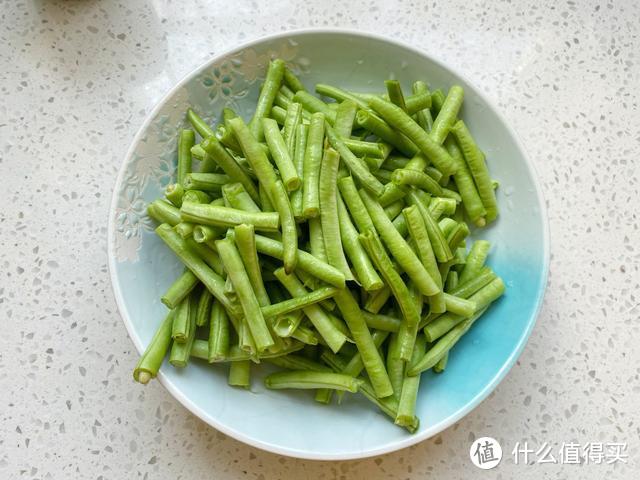 手把手教你凉拌豆角，鲜香美味又下饭，学会了做给家人吃吧