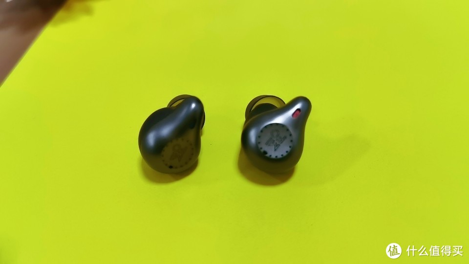 颜值与质感的交融，魔浪O5二代蓝牙耳机，带给你全新的使用体验