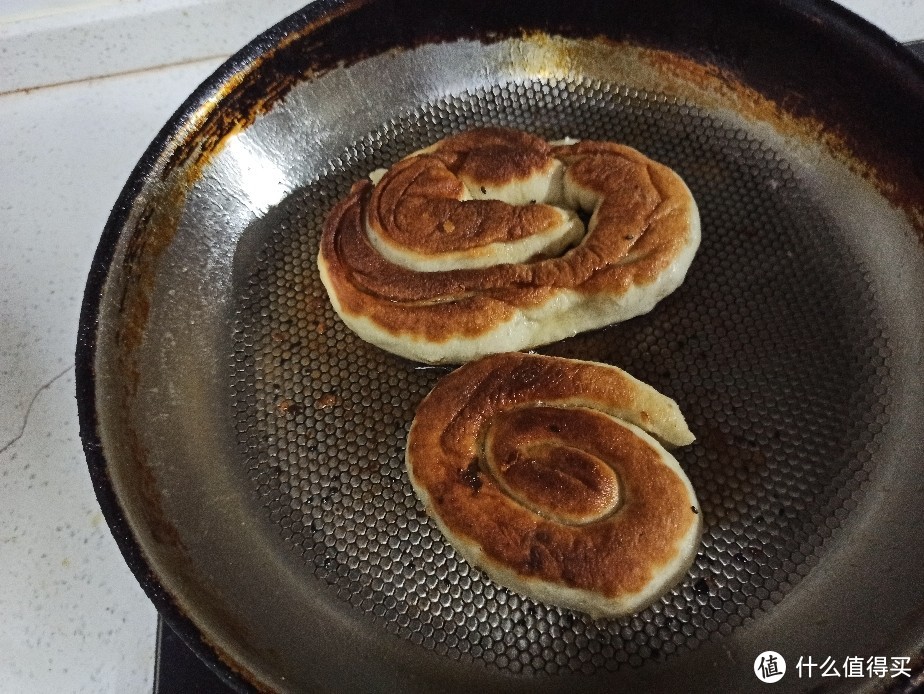 美食不负好心情：今天做酥香脆嫩的锅盔，你们那里有这样圆圆的锅盔吗？还是长条形的扁状锅盔呢？