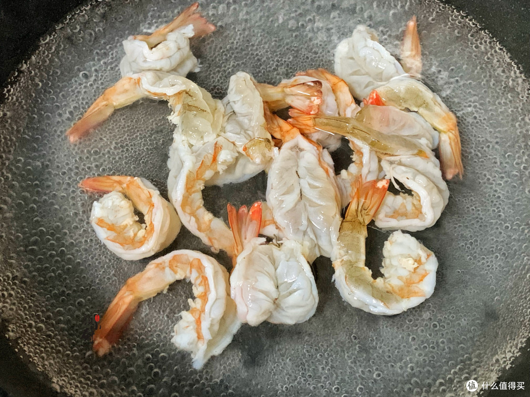 大虾不要直接水煮了，教你新吃法，酸辣开胃，一次一盘不够吃