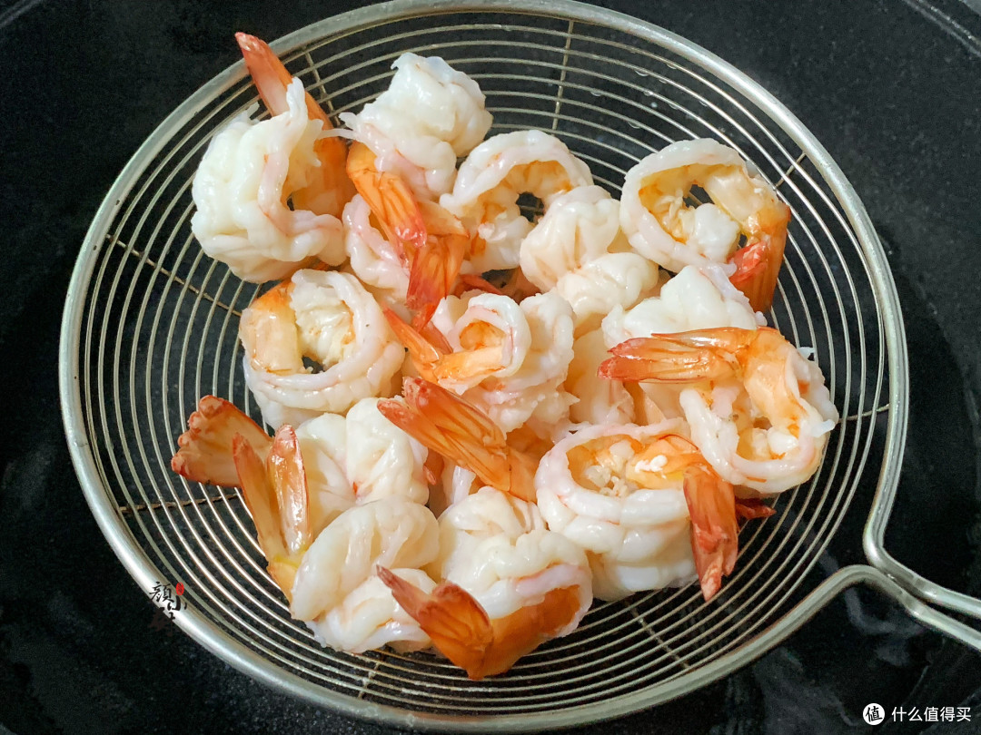 大虾不要直接水煮了，教你新吃法，酸辣开胃，一次一盘不够吃