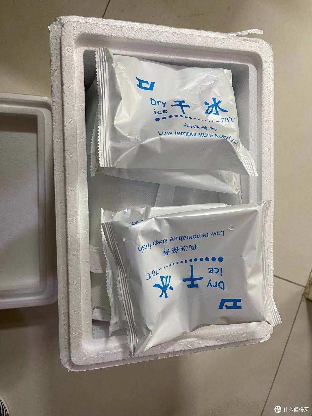 四大袋干冰本次众测全家福产品外面有保温袋,保温袋外还有冰袋和干冰