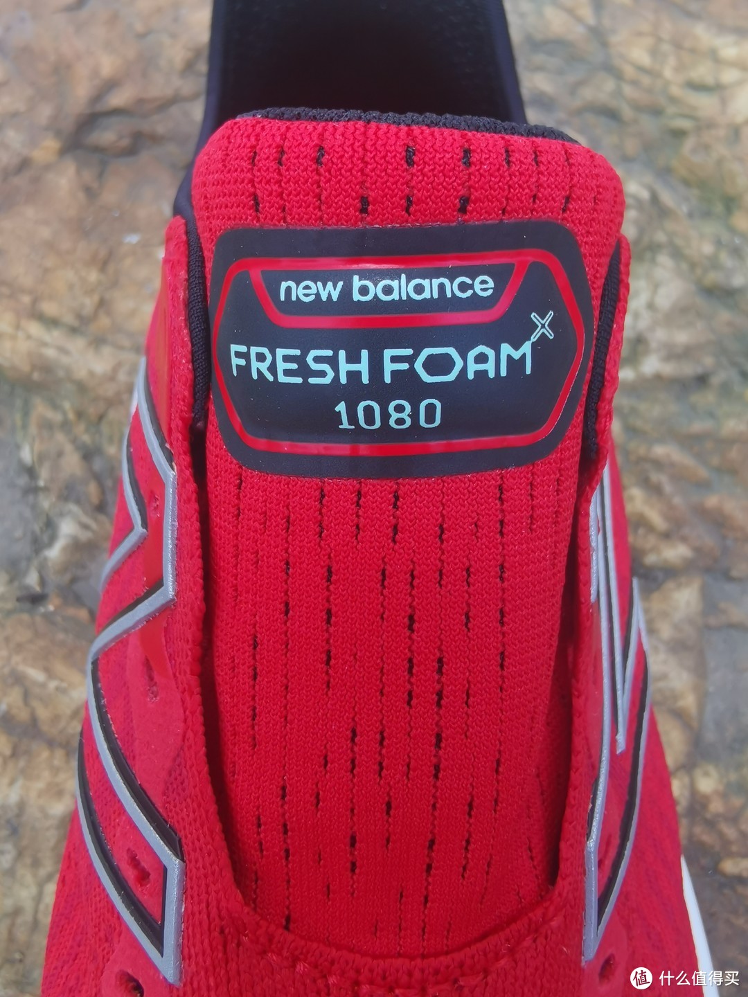 鞋舌设计，铭牌上印刷着产品的全名：New Balance Fresh Foam X 1080，除此之外，鞋舌透气性肉眼可见的会不错