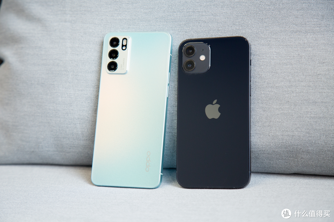 左：OPPO Reno6，右：iPhone 12
