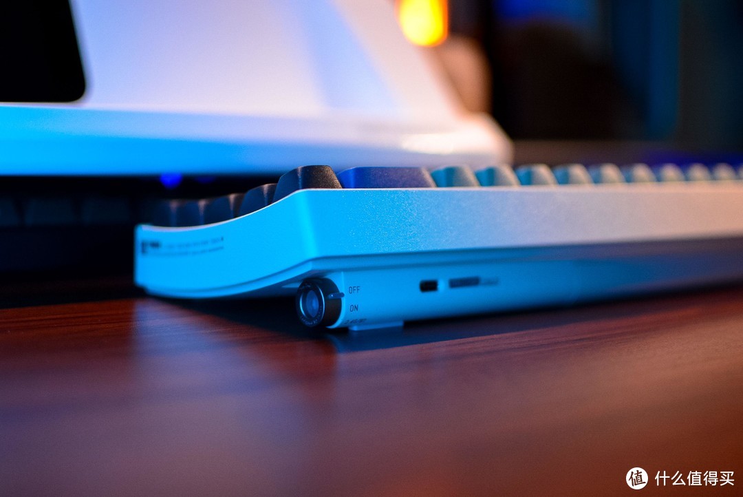 论颜值，难有敌手：纯为DIY设计的洛斐小翘蓝牙机械键盘评测