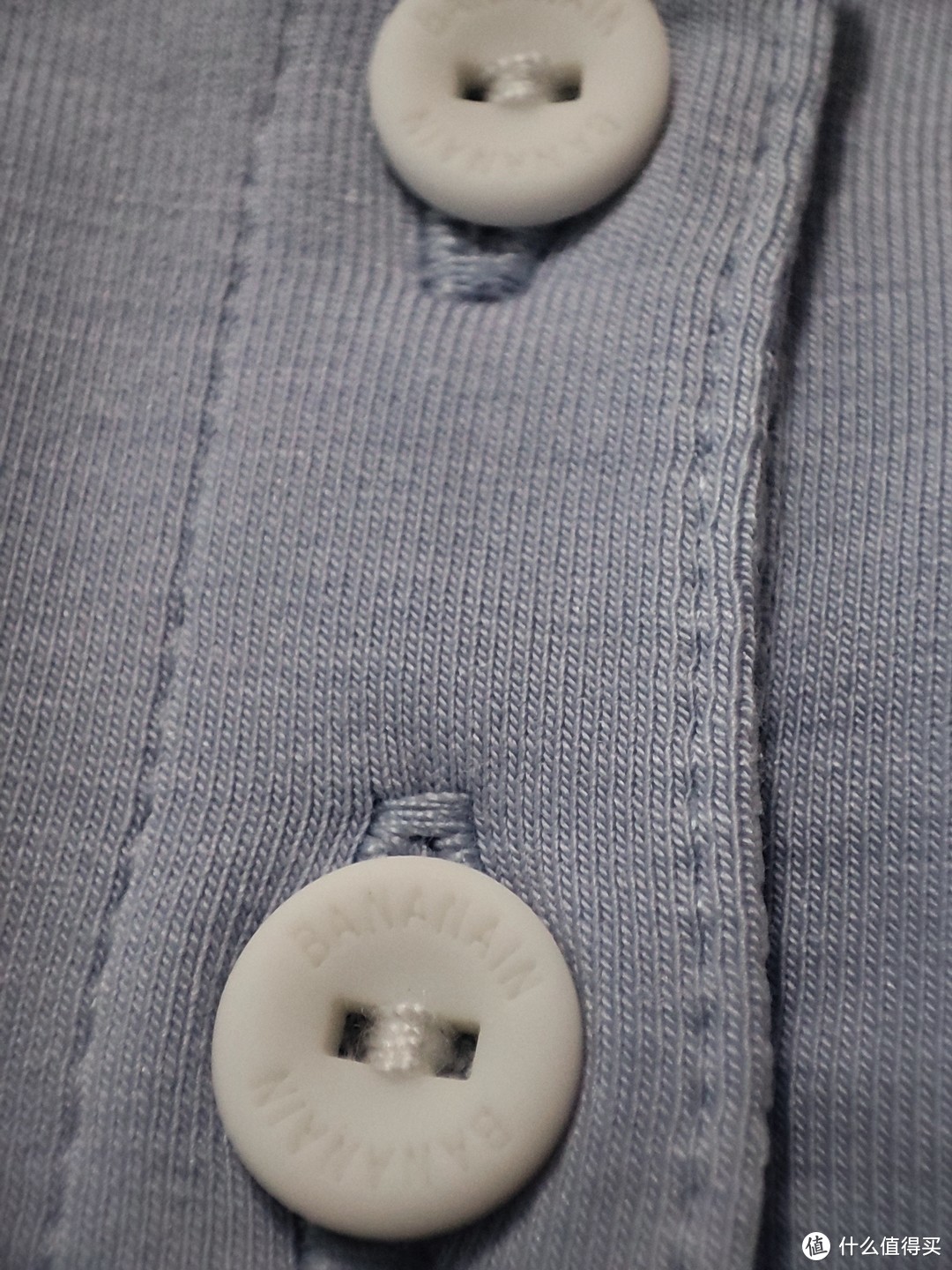 衣服的做工还是比较好的，纽扣上有LOGO。