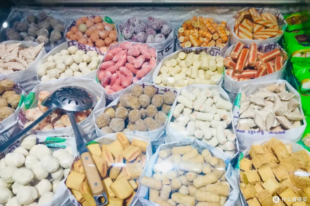 这类火锅丸子在麻辣烫,串串香等美食店都是常备食物,在超市里,这些