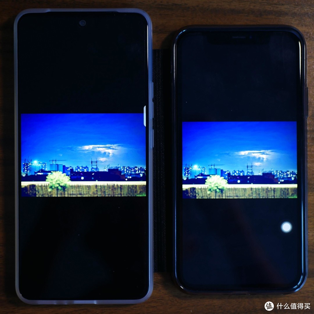 左边Axon 30 Pro，右边iPhone11。