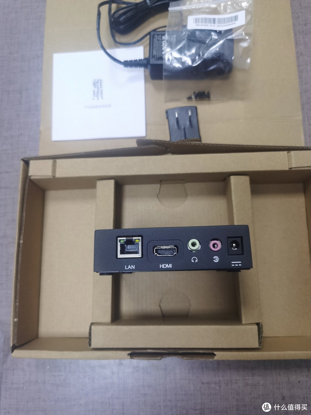 产品背面：一个lan网口、一个HDMI视频接口、两个音频接口、一个圆形电源口