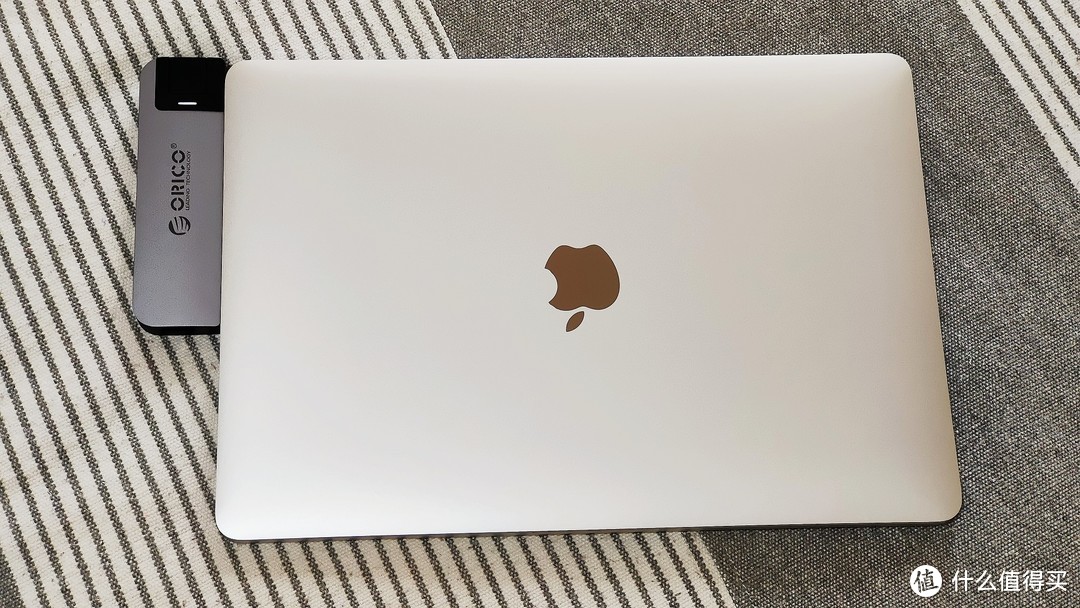 同事之前买的MacBook Pro要扩展几个接口：奥睿科八合一Type-C扩展坞开箱和使用体验