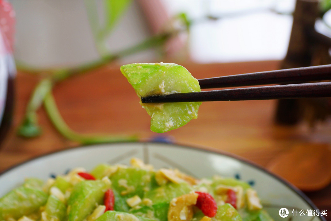 夏天这食材该吃了，几块钱1斤，和咸鸭蛋炒一盘，想不到这么香