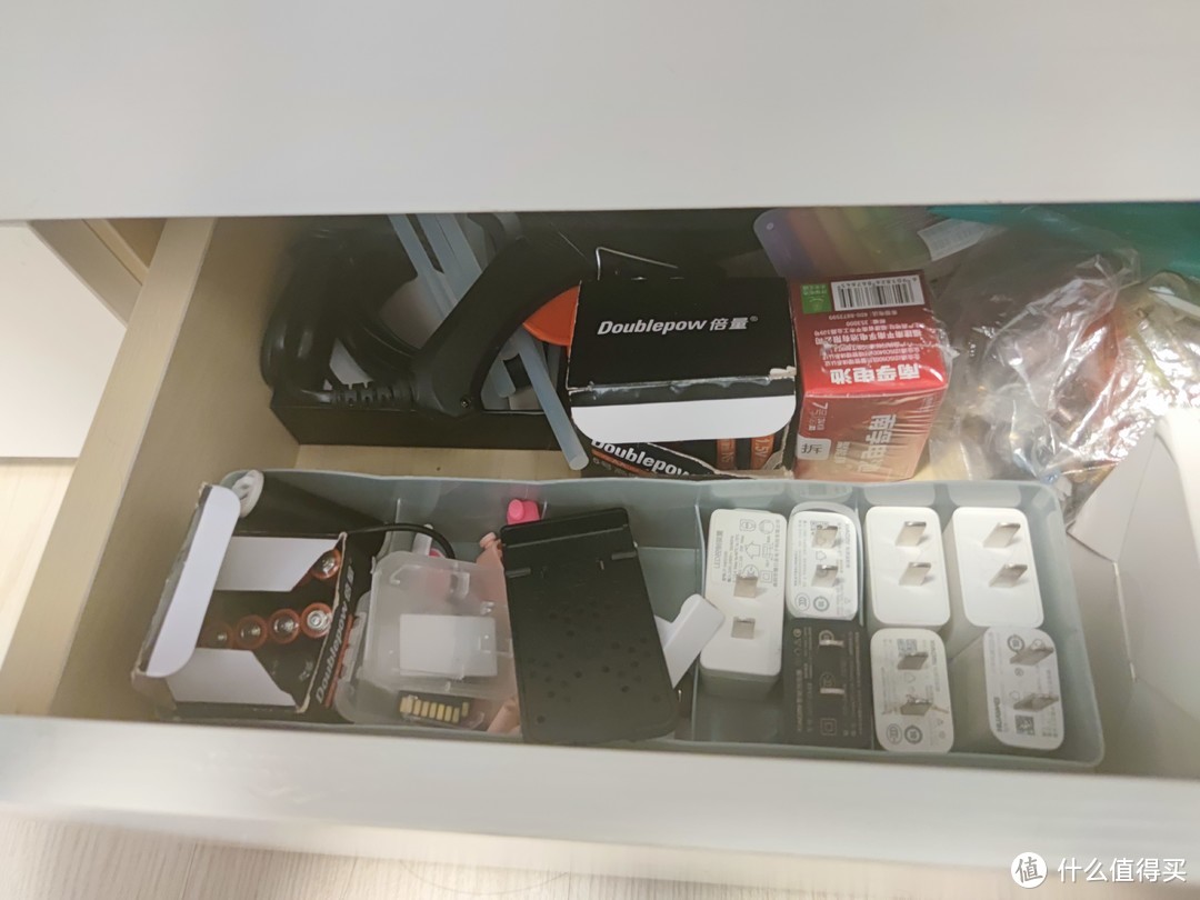 分属博哥的抽屉塞满了各种零件和工具