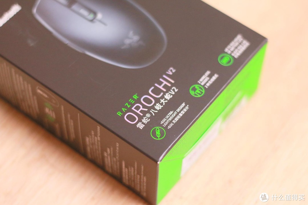 包装盒外边有一层磨砂纸包覆,毕竟雷蛇的场子,我打开宝箱掏出一瓶鹅岛