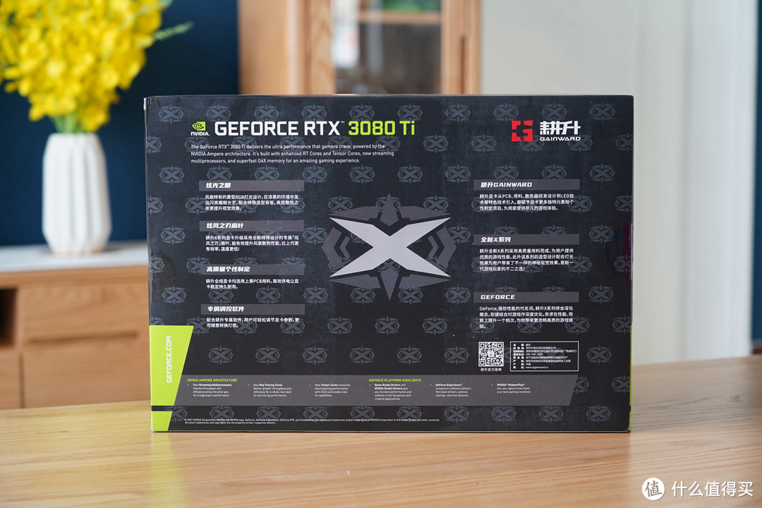 包装盒背部是显卡具体参数，新推出的耕升 GeForce RTX 3080 Ti 炫光搭载了12GB容量的GDDR6X显存颗粒，拥有更进一步的384bit的带宽，而且显存频率高达19Gbps，处理影像流畅无难度!