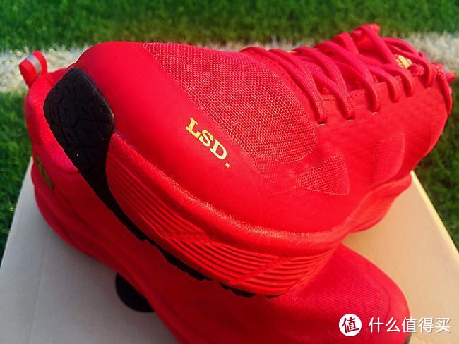 长距离慢跑路上亮眼的中国红R2赤道跑鞋