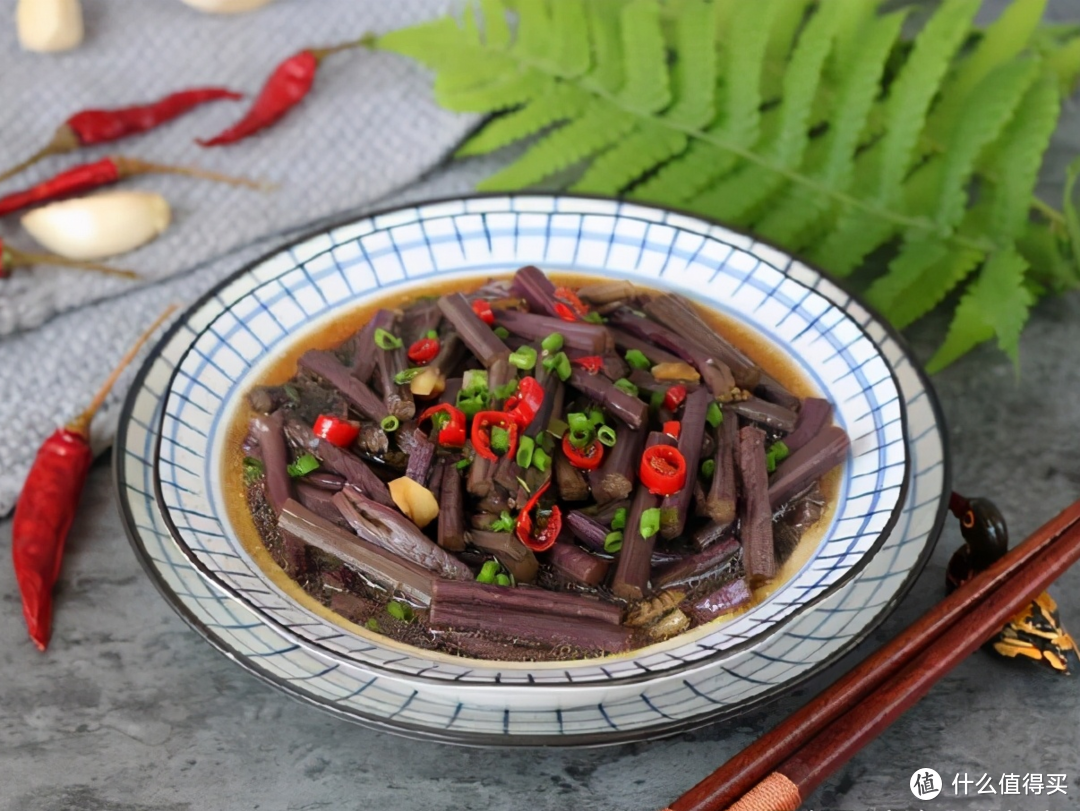 凉拌蕨菜多做这一步，爽脆可口，巧吃野菜安全放心