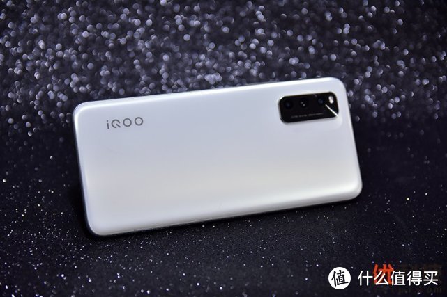 顶级配置+高刷LCD iQOO Neo5 活力版冰峰白真机图赏