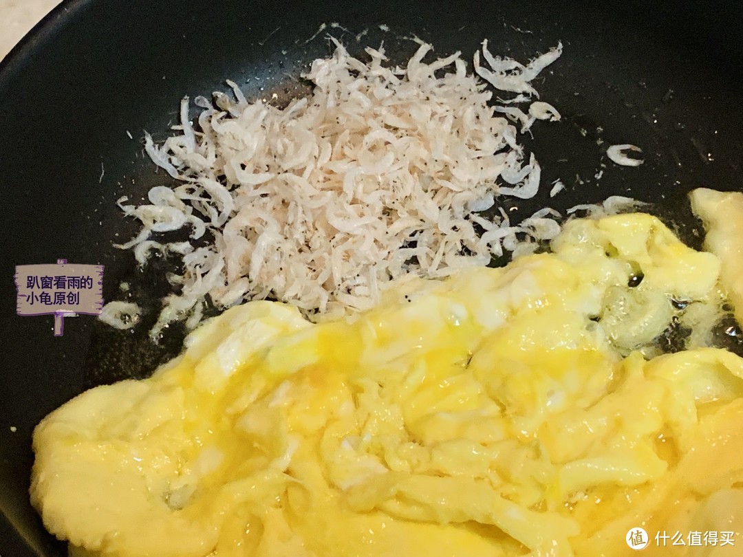 2个鸡蛋，1把韭菜，不揉面，筷子一搅，做皮薄大馅的馅饼，超简单