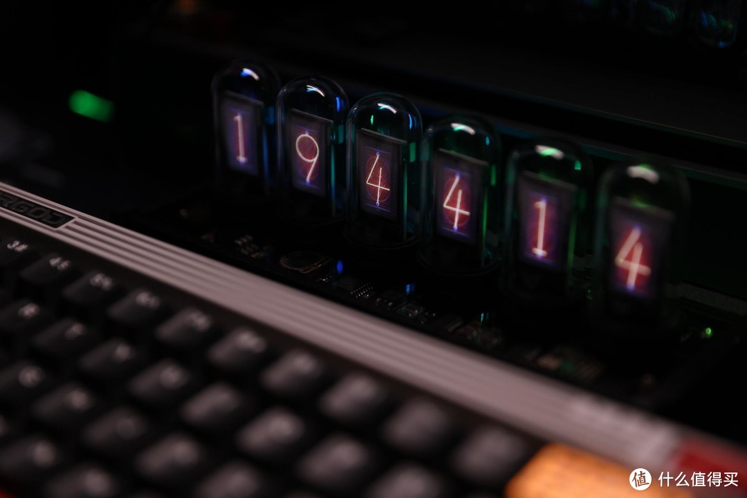 桌面最好看的模拟辉光RGB时钟，你真的不来一个？