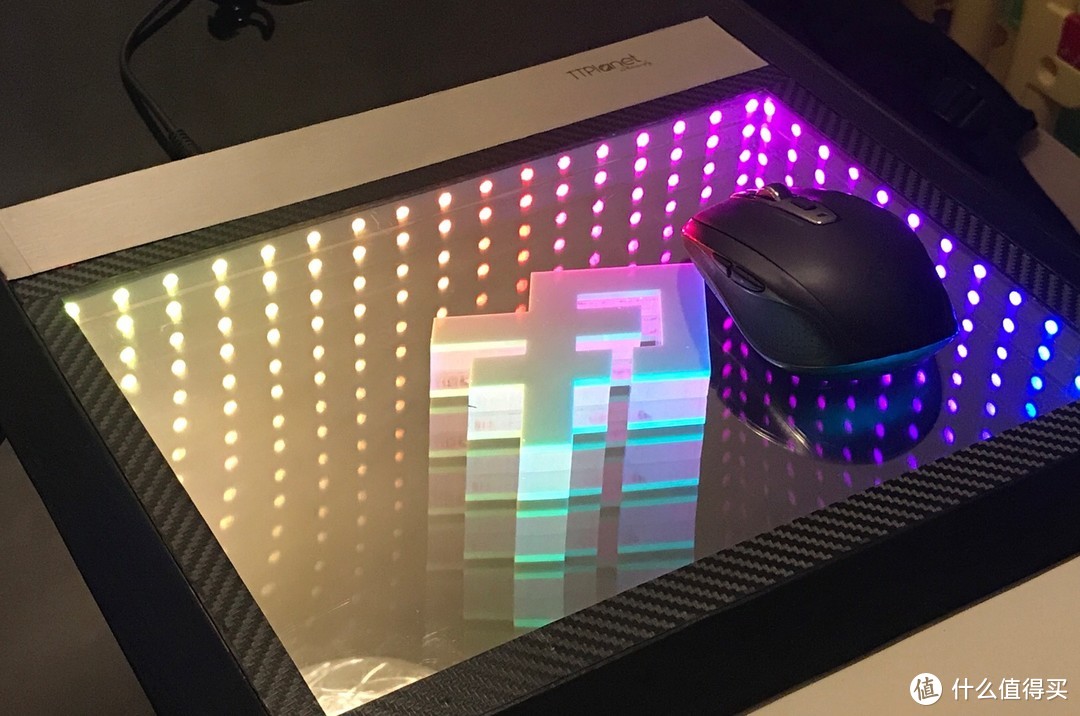 桌面最好看的模拟辉光RGB时钟，你真的不来一个？