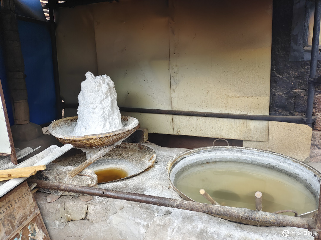 井盐诺邓火腿"世大夫第"右下角有个黑色的石碑,我从这里才知道云南