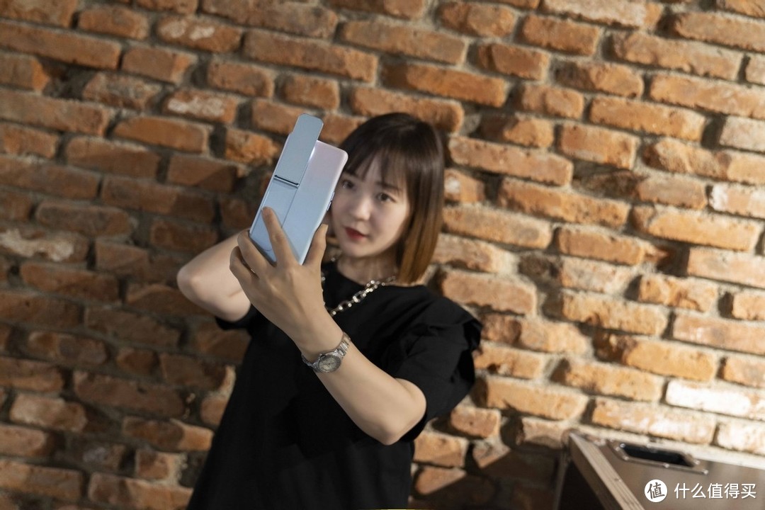 让妹子爱上裸妆拍照的自拍神器：OPPO Reno6 Pro夏日晴海