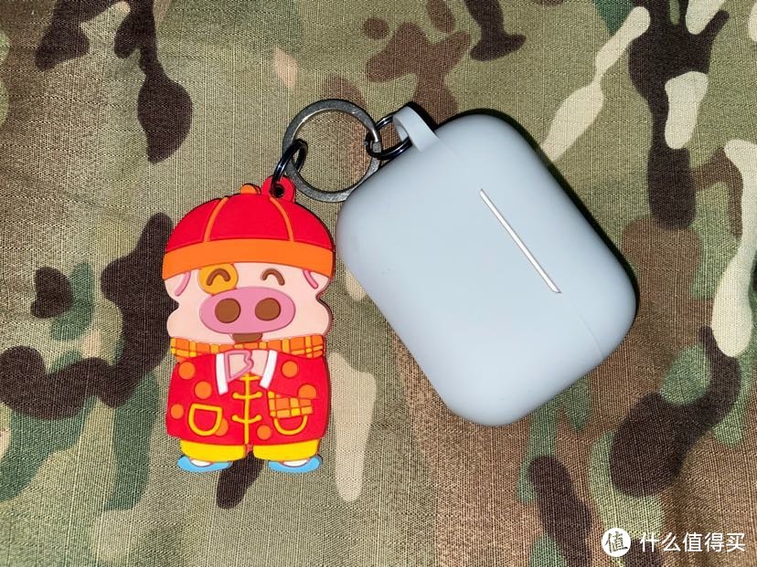 麦兜软胶公交卡，其实只能在上海用，但我喜欢麦兜就买了当个挂饰，AirPods pro，音乐很重要，钥匙环都是钛的，这是打算挂车钥匙的，车还没到货