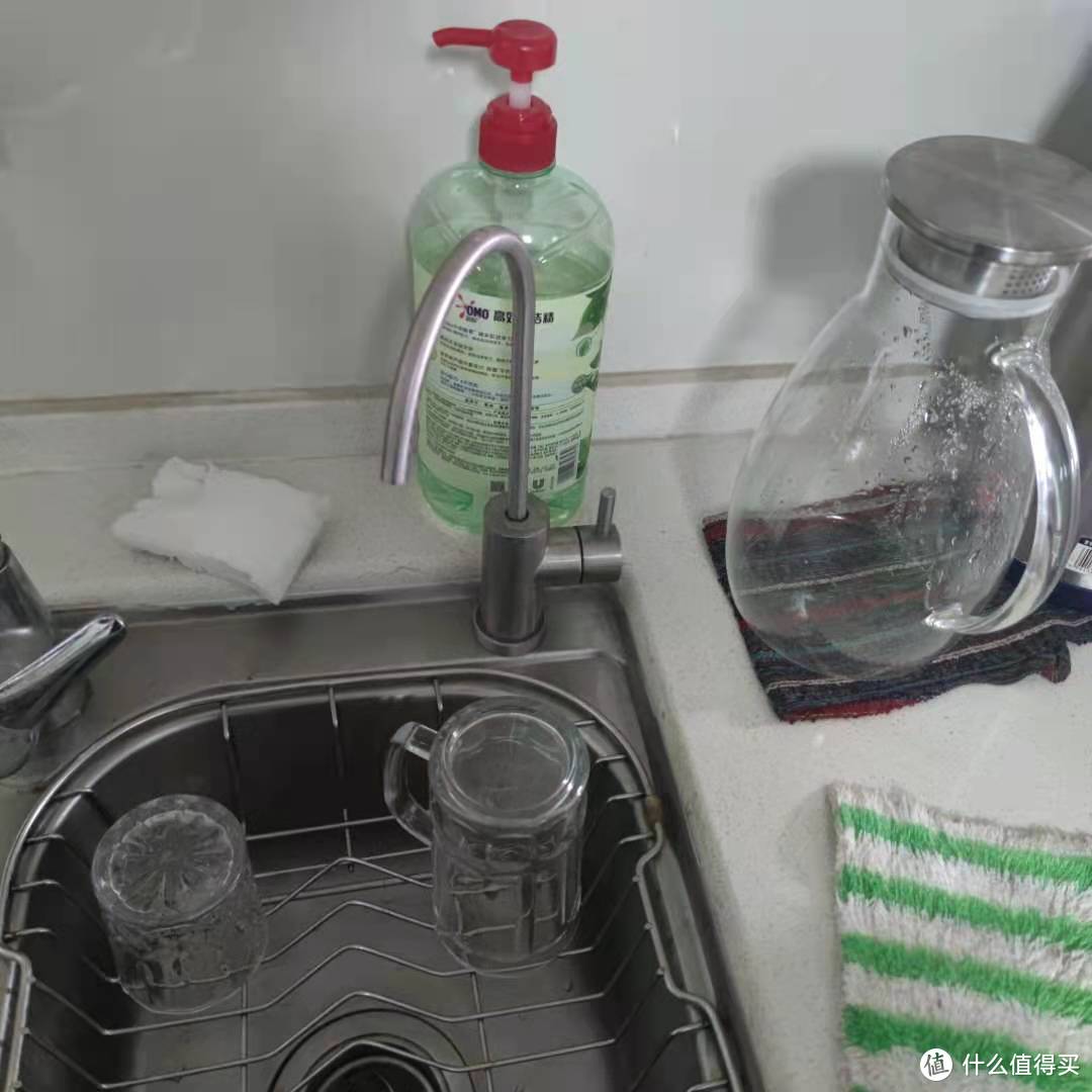 我这个地方之前是放洗碗液的，不需要打孔直接安装。