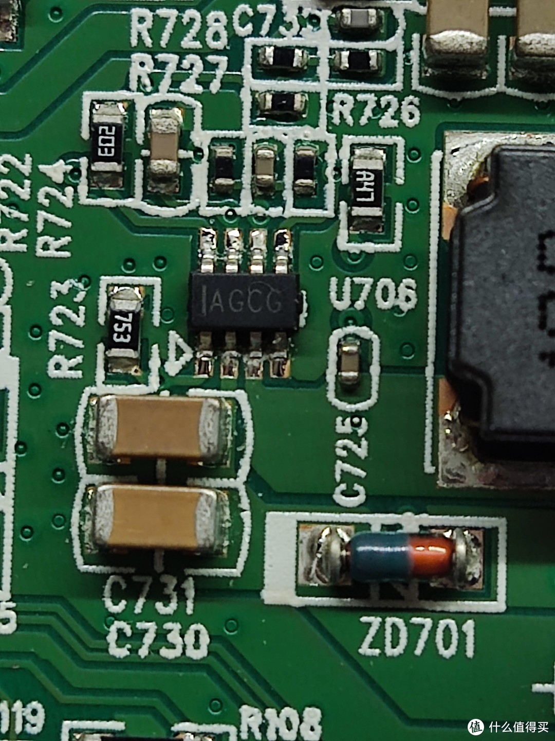 这是供电芯片，测量出输入端对地短路，但输出端对地不短路，那就简单了，因为输入端元件就这三个，两个电容和一个稳压二极管，首先怀疑的是电容，拆！！
