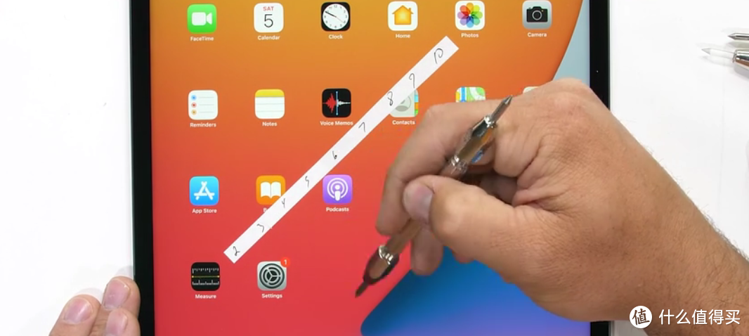 苹果新iPad Pro平板暴力测试，mini LED屏火烤会怎么样？机身容易掰弯