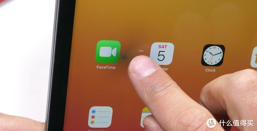苹果新iPad Pro平板暴力测试，mini LED屏火烤会怎么样？机身容易掰弯