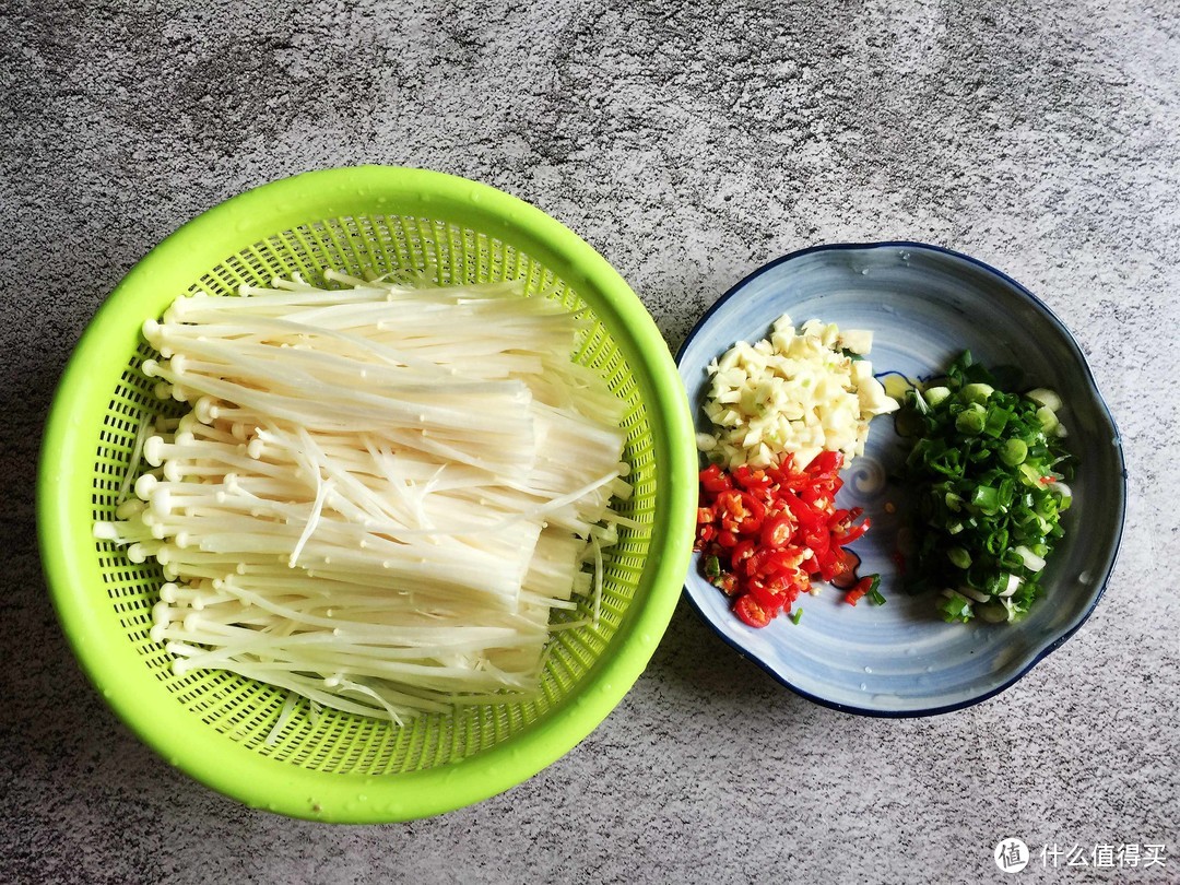 夏天要多吃蒸菜，这菜蒸一蒸8分钟搞定，又鲜又营养，一盘不够吃