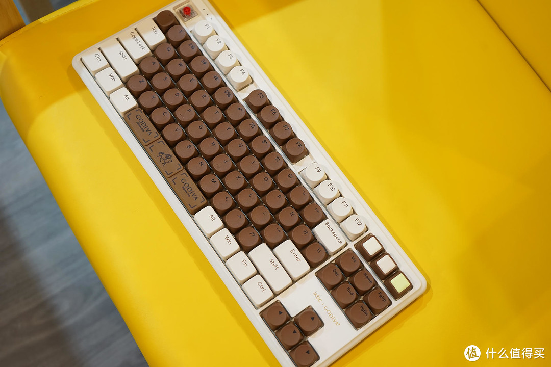 ikbc歌帝梵联名款机械键盘：这是一块可以吃的巧克力？不，想得美！