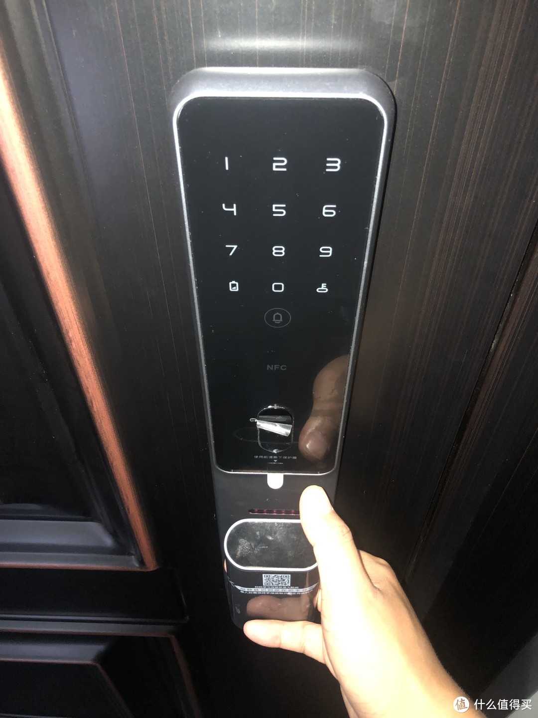 此款智能锁带门铃，轻触门铃图标后，屋内会有声音提示
