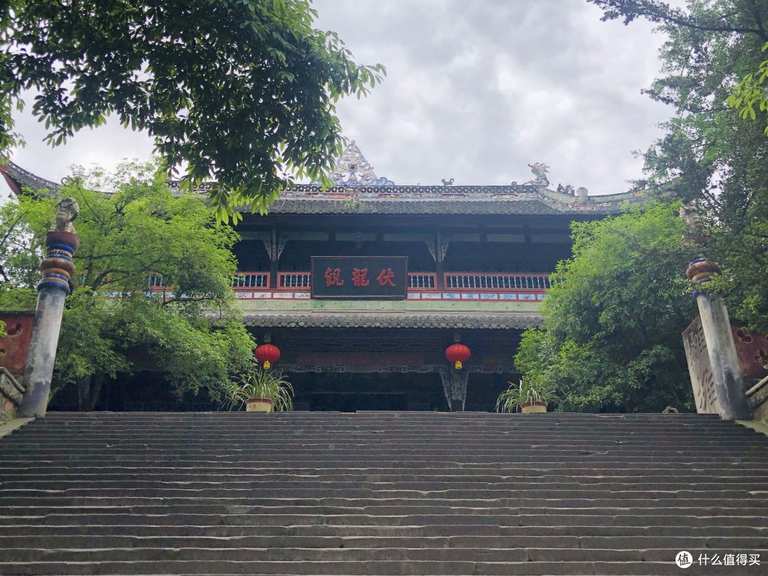 绘本,玩具,球(公益用,准备送当地福利院或者幼儿园);露营装备(帐篷