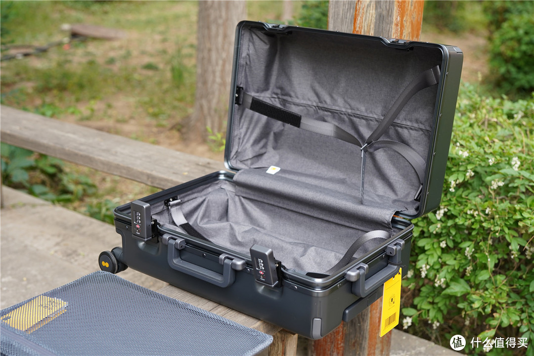 高颜值的地平线8号商务行李箱提升日常通勤耐用性和安全性