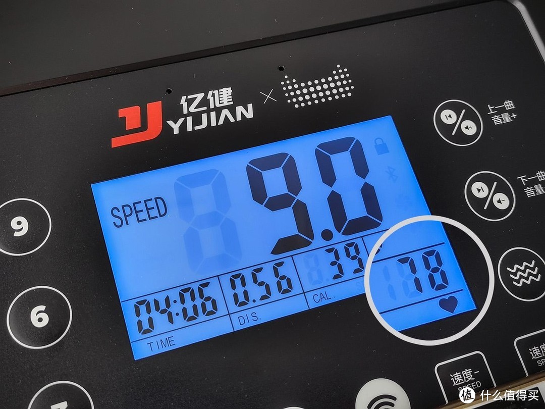 天猫精灵x亿健智能跑步机能听会说还能塞进床底下